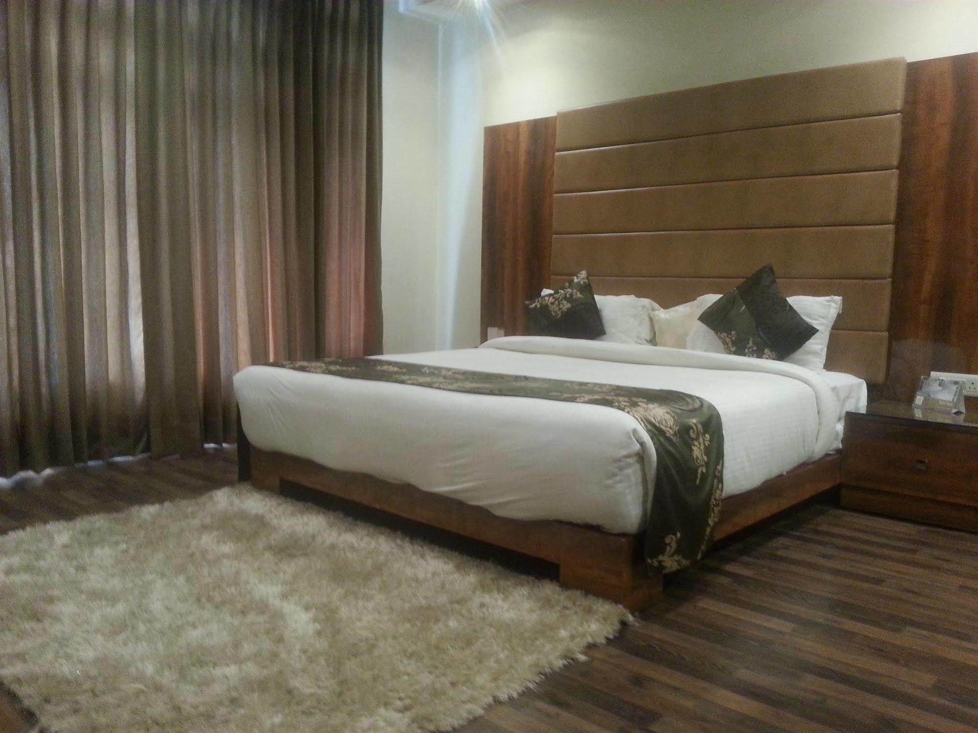 One Earth Avaas Hotel Amritsar Bagian luar foto