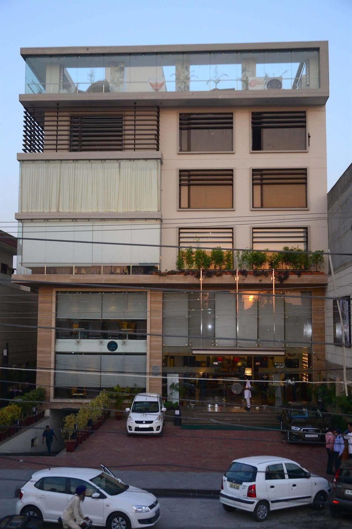 One Earth Avaas Hotel Amritsar Bagian luar foto
